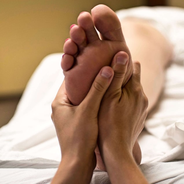 masaje de pies en elya therapies en castelldefels